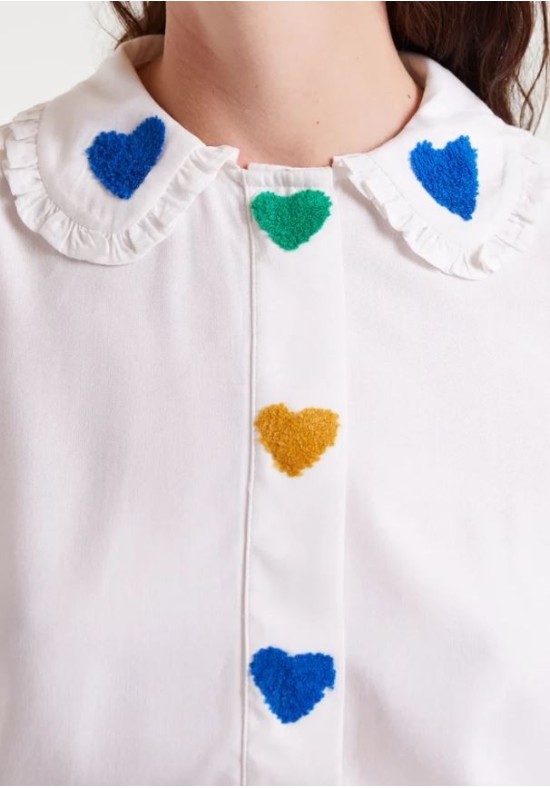 CAMISA CON BORDADOS DE CORAZONES